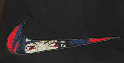 Camiseta Bordada diseño  itachi