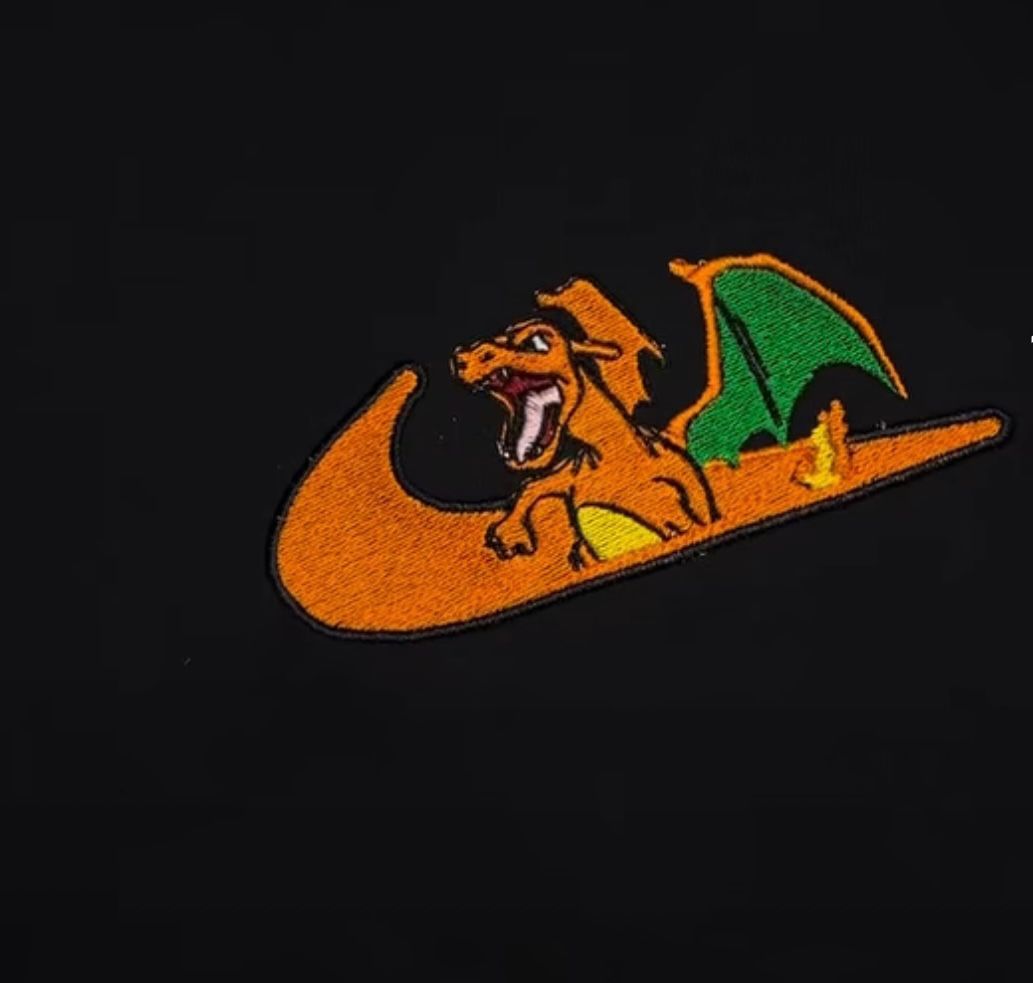 Hoodie bordado de charizard